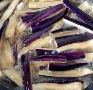 茄子煲如何做?茄子煲,是一道家常菜,美味又下飯