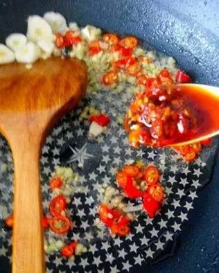 茄子煲如何做?茄子煲,是一道家常菜,美味又下飯