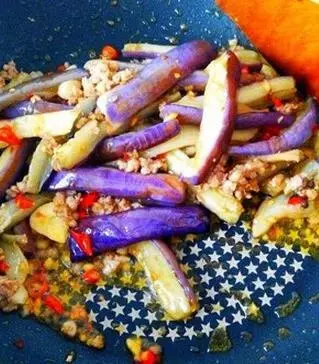 茄子煲如何做?茄子煲,是一道家常菜,美味又下飯