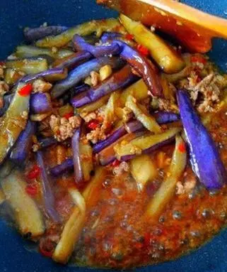茄子煲如何做?茄子煲,是一道家常菜,美味又下飯