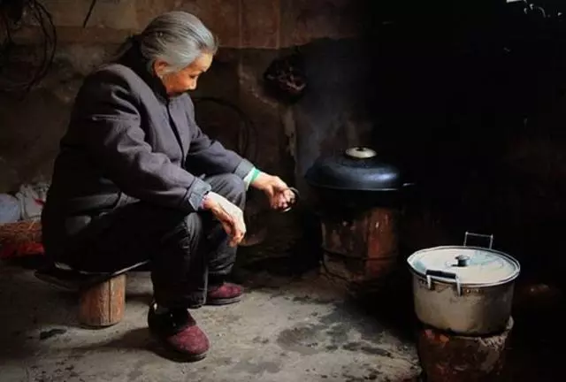婆婆總說2000生活費不夠用,我悄悄回家一趟,從此決定分文不給