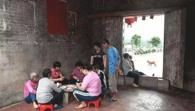婆婆總說2000生活費不夠用,我悄悄回家一趟,從此決定分文不給
