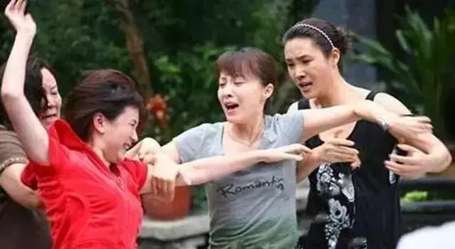 老房子借給小姑子住5年,想收回房子她說一話,我忙發了一條信息