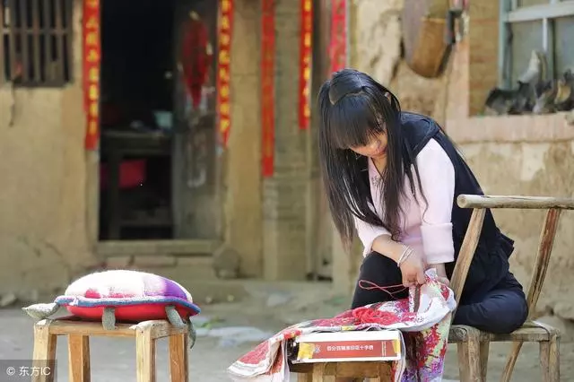婆家沒彩禮卻要我家出陪嫁,結婚時她不讓我進門,我亮出了房產證
