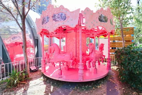 準備IG洗版!台中粉紅樂園 摩天輪、海盜船全是草莓牛奶粉