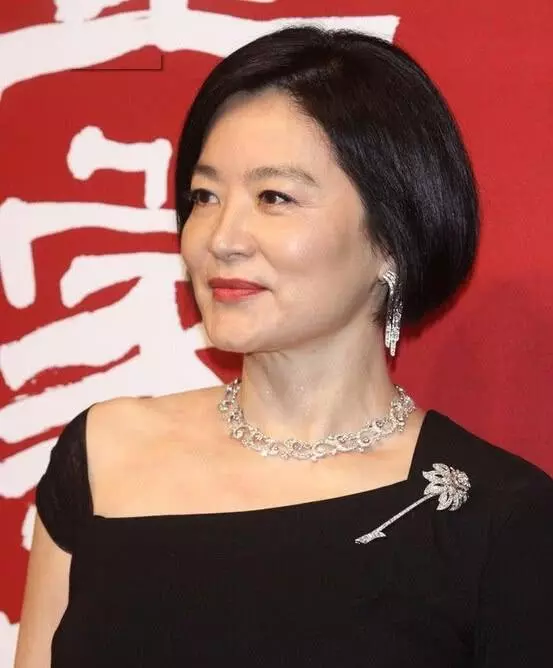 64歲林青霞近照,兩個女兒長得比她還美,網友:真是美了一輩子