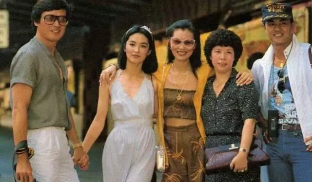 64歲林青霞近照,兩個女兒長得比她還美,網友:真是美了一輩子