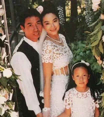 64歲林青霞近照,兩個女兒長得比她還美,網友:真是美了一輩子