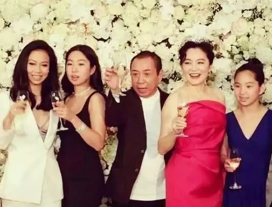 64歲林青霞近照,兩個女兒長得比她還美,網友:真是美了一輩子