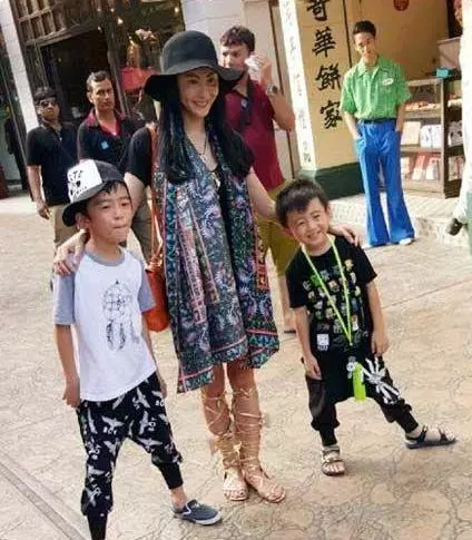 張柏芝商場尋孩子,謝霆鋒拋下節目直奔而去,情深似海!