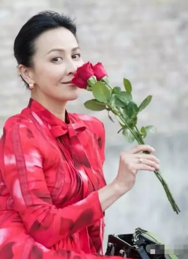 52歲劉嘉玲現場失控痛哭:「我想要個孩子」,梁朝偉:我更想