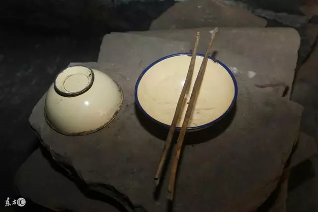 明知是假乞丐,女孩仍給他五元,十年後假乞丐還她一碗飯,值五千