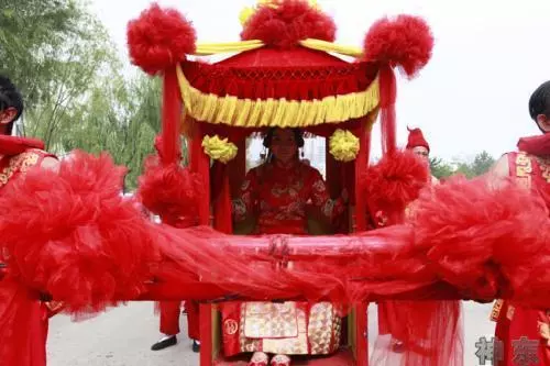 家來一乞丐,小夥子精心照料,乞丐把漂亮女兒嫁給他做老婆