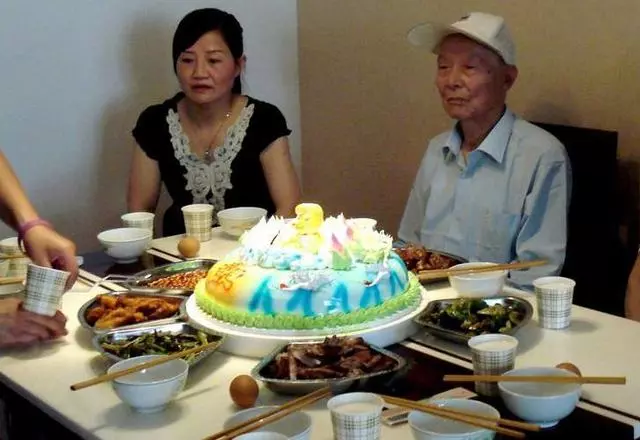 小姑子帶男友回家吃飯,老公說出她男友身份,繼母怒火攻心!