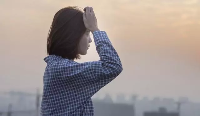 小姑子帶男友回家吃飯,老公說出她男友身份,繼母怒火攻心!