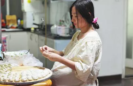俺挺著大肚子給婆婆做飯,老公出差回來看到後,掀了桌子