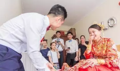 女兒生下雙胞胎,坐月子時母親上門看望,聽到對話,母親留下兩萬