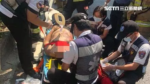 機車疑闖紅燈遭撞 卡車底被拖行命危 
