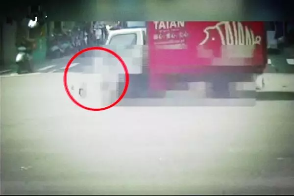 機車疑闖紅燈遭撞 卡車底被拖行命危 
