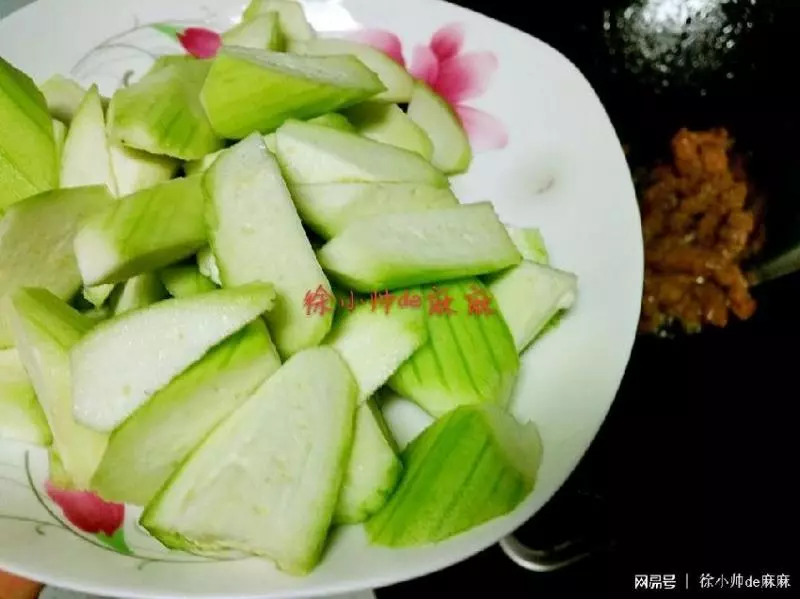 教你絲瓜的新做法,保准你沒試過,只需要加上它,好吃!