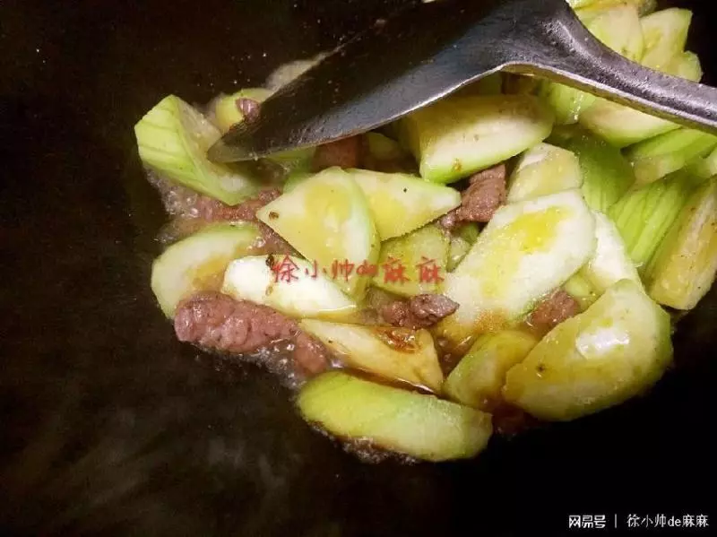 教你絲瓜的新做法,保准你沒試過,只需要加上它,好吃!