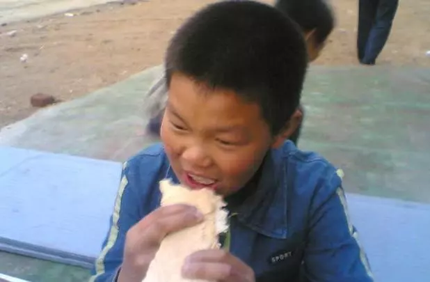 夫婦收留個小乞丐,養了五年被父母認回,見兒子留下的紙條紅了眼