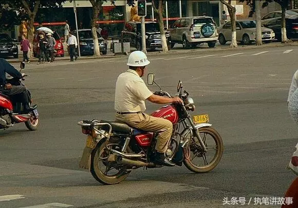老漢在火車站幫助了一名落難大學生,幾年後他救了老漢兒子一命