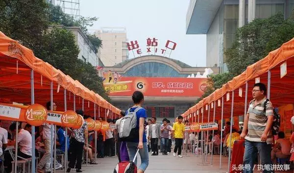 老漢在火車站幫助了一名落難大學生,幾年後他救了老漢兒子一命