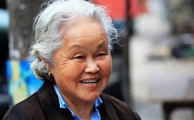 單身漢收留門前流浪的痴傻老人,一個月後老人讓他娶了個美麗嬌妻