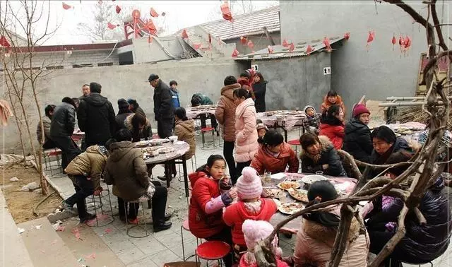 單身漢收留門前流浪的痴傻老人,一個月後老人讓他娶了個美麗嬌妻