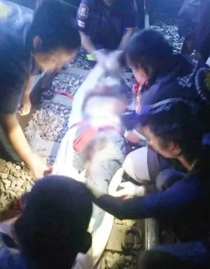 【泰國】小三被捅7刀全 裸塞箱!外遇男臥軌身亡!