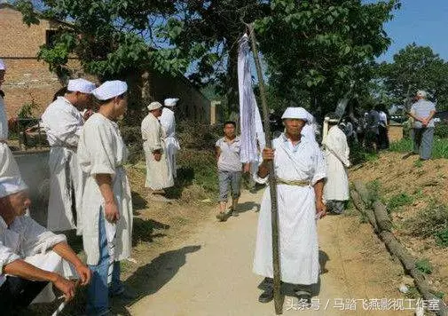 結婚十年丈夫去世,出殯時陌生人來搶骨灰,報警她才知丈夫是禽獸