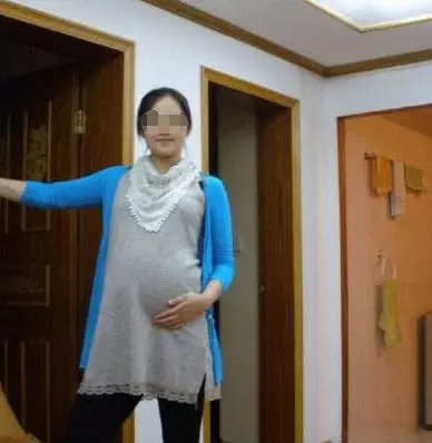 丈夫不能生孩子,但老婆卻懷孕了,孩子出生後,全家人開心死了