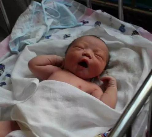 丈夫不能生孩子,但老婆卻懷孕了,孩子出生後,全家人開心死了