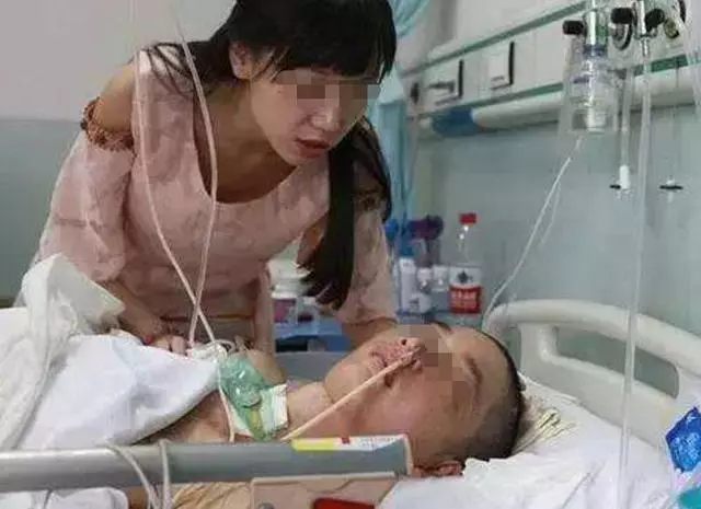 丈夫車禍變成植物人,妻子打扮得花枝招展,婆婆夸好媳婦!