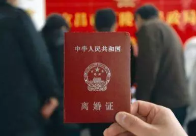 嫂下班回家讓丈夫做了件事,女兒看到後說話了,我當場提出離婚!