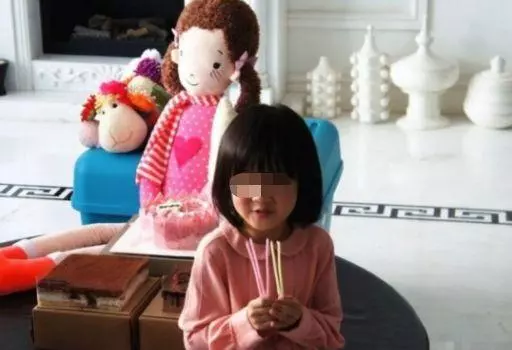 嫂下班回家讓丈夫做了件事,女兒看到後說話了,我當場提出離婚!