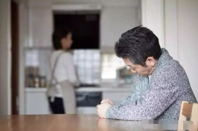 為了愛情做了上門女婿,我生病後沒有人照顧,打開門後我紅了眼眶