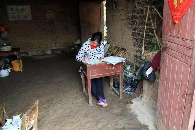 母親生病我去送雞湯,門口聽到她說的話,我將雞湯全倒地上