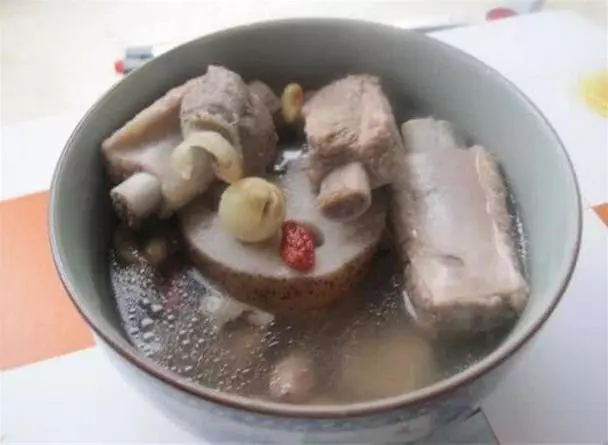 妻子不幸流產,老公天天熬排骨湯,無意看到鍋底,妻子含淚報警