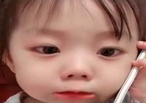 女兒給爸爸打電話告狀,你老婆又欺負俺了,弄的爸爸哭笑不得