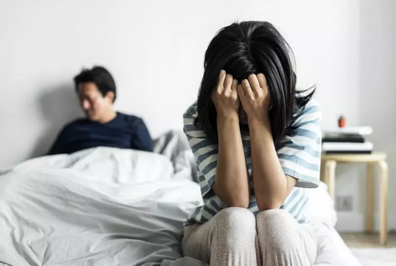 婆婆深夜不關燈,媳婦埋怨她「浪費電」!她推開門後發現「感人一幕」,瞬間淚流不止...