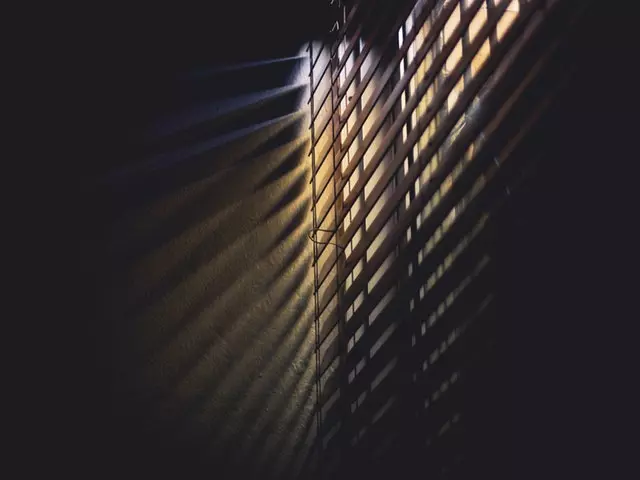 婆婆深夜不關燈,媳婦埋怨她「浪費電」!她推開門後發現「感人一幕」,瞬間淚流不止...