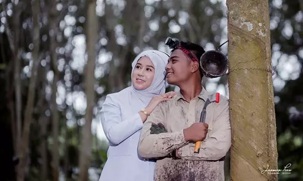 割膠工人與美女護士 簡易結婚照贊!