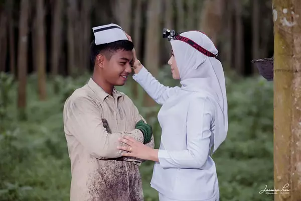 割膠工人與美女護士 簡易結婚照贊!