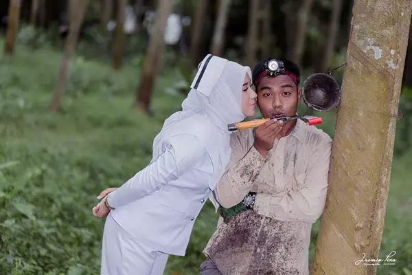 割膠工人與美女護士 簡易結婚照贊!