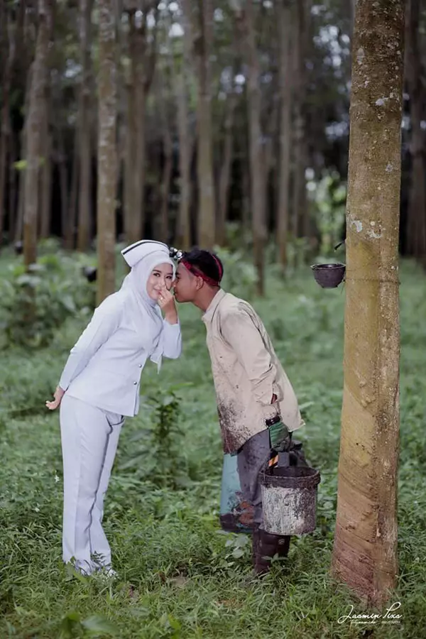 割膠工人與美女護士 簡易結婚照贊!