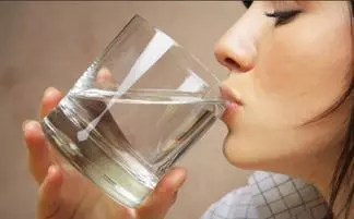 晨起,到底是該先刷牙還是先喝水?
