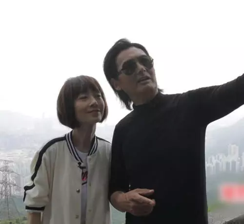 周潤發跟魯豫合拍,有誰注意到他右手的動作?網友狂贊發哥人品!