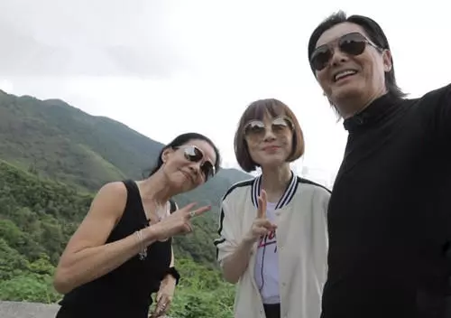 周潤發跟魯豫合拍,有誰注意到他右手的動作?網友狂贊發哥人品!